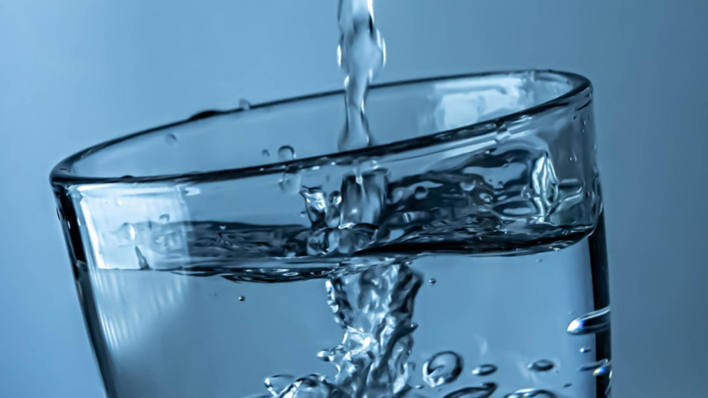 Câtă apă ar trebui să bem zilnic și de ce? 1 Cata apa ar trebui sa bem zilnic si de ce