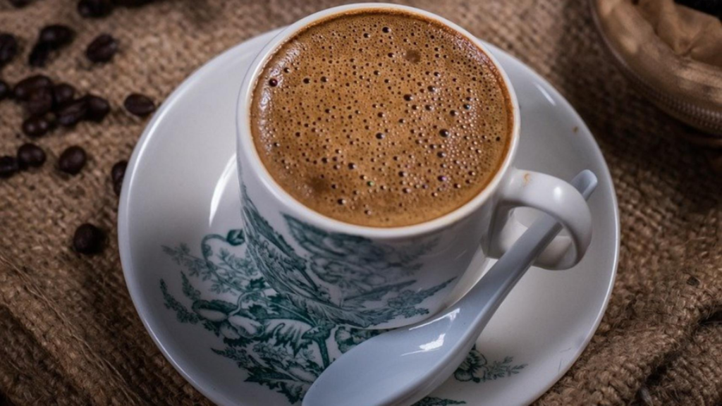 De ce sa nu reincalzesti cafeaua riscuri pentru sanatate si gust