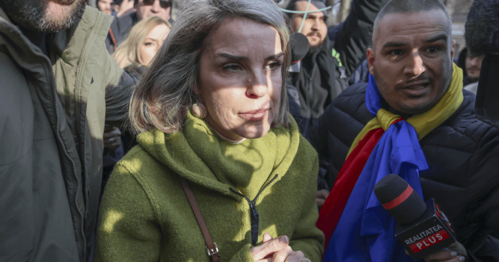 Bodyguard al Cristelei Georgescu prins cu arma neletala la protest