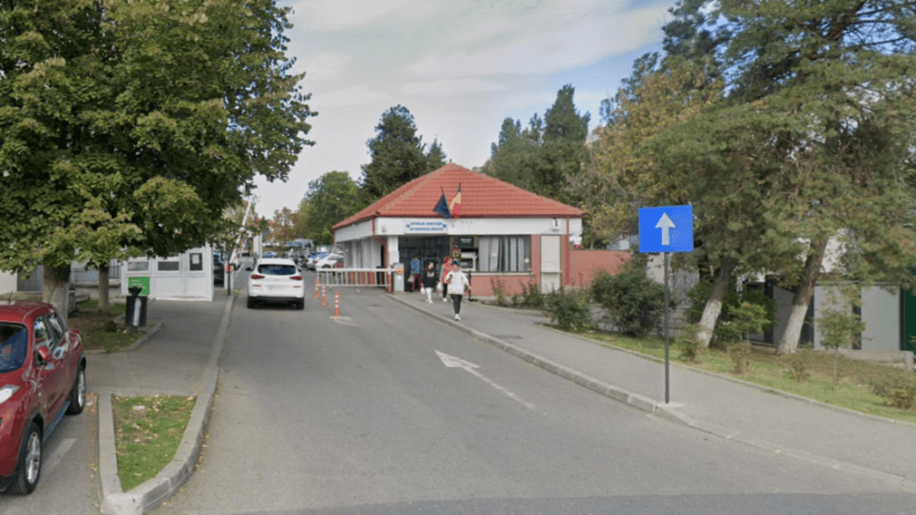 Piciorul unui pacient imobilizat pus intr un sac la Spitalul Valcea