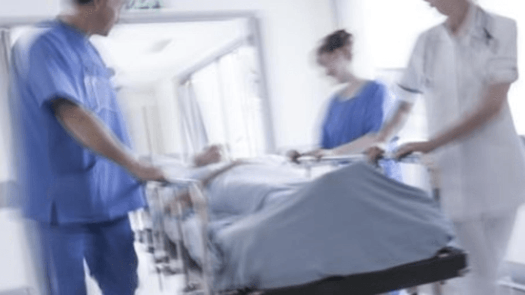 Justitie romaneasca Asistent reangajat dupa ce a batut un pacient