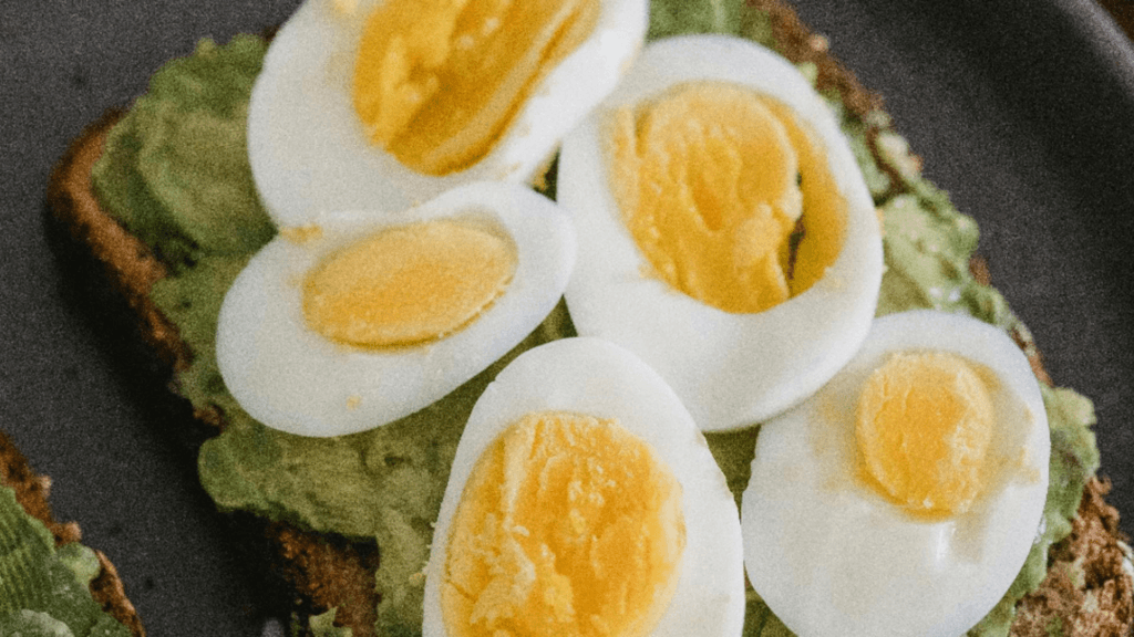 Cate oua poti consuma zilnic si riscurile depasirii