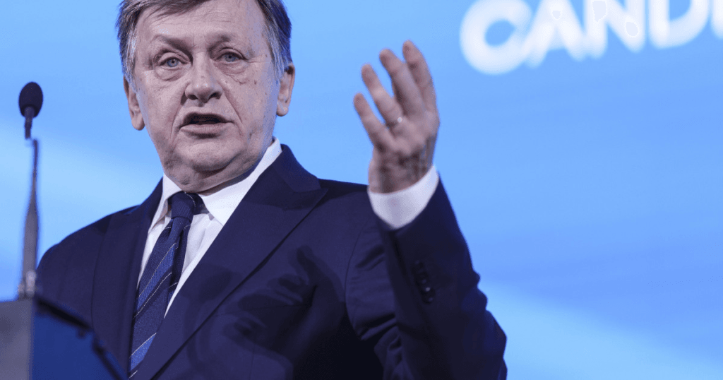 Crin Antonescu propune pensionarea magistratilor la 65 de ani