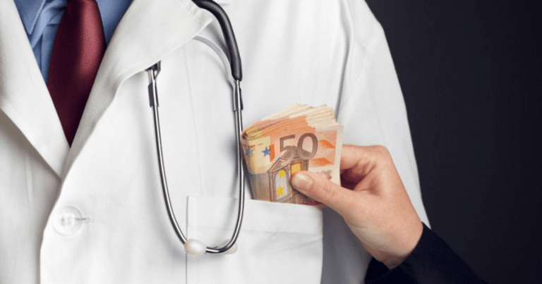 Medici din Iasi acuzati ca luau mita pentru operatii