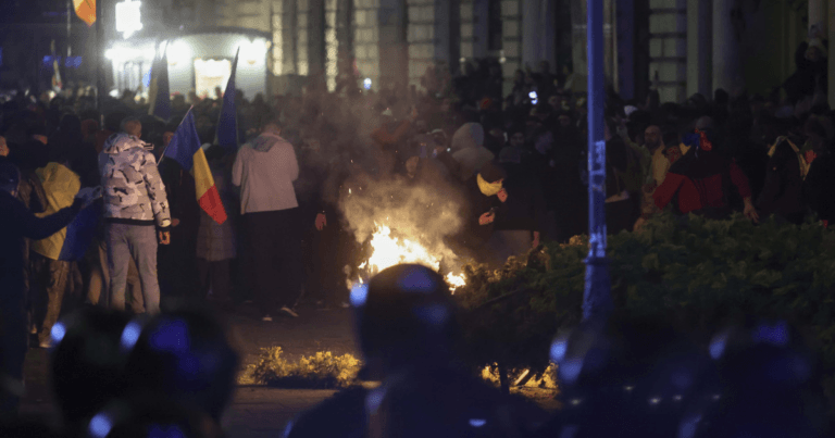 Patru protestatari retinuti dupa violentele sustinatorilor lui Georgescu