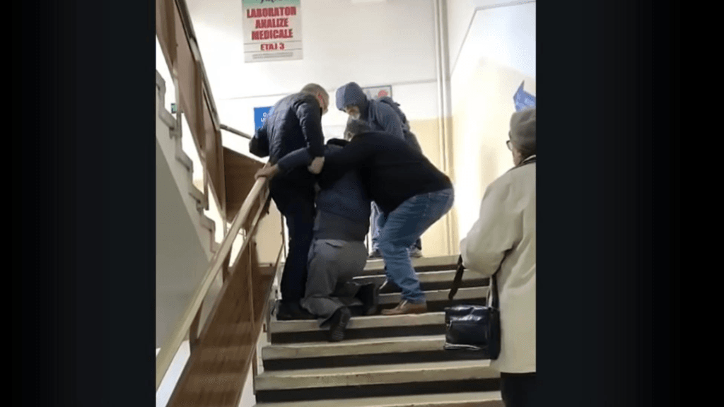 Romania umilita Pacient cu probleme tarat spre cabinet VIDEO