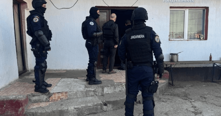Zeci de percheziții în Ialomița pentru nerespectarea regimului armelor Zeci de perchezitii in Ialomia pentru nerespectarea regimului armelor