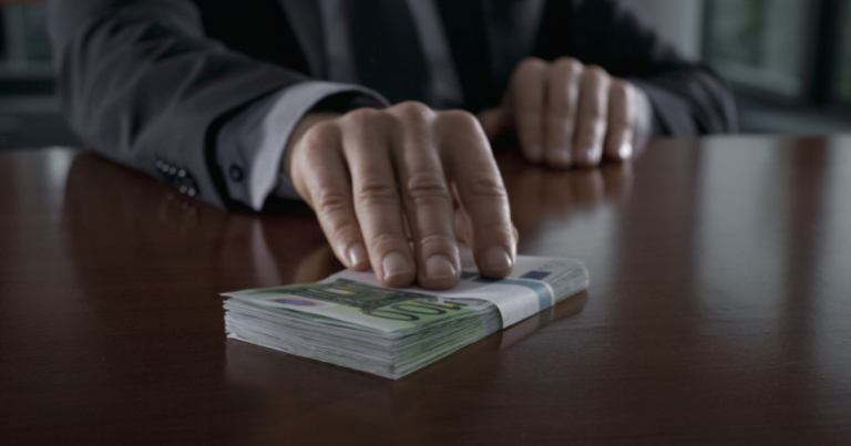 DNA Doi policisti au primit mita de 100000 euro