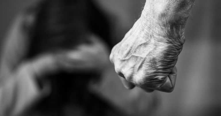 Femeie din Bacau lovita de sot pe strada