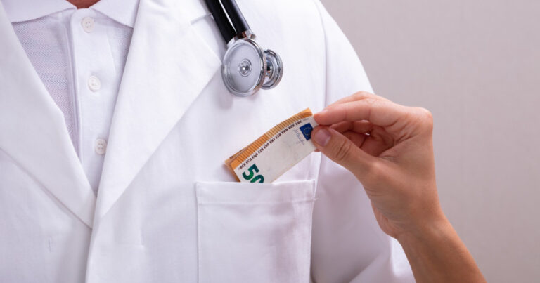 Barbat din Bacau a mituit un medic pentru analize