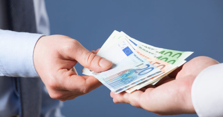 O femeie din Alba a pacalit un broker imobiliar