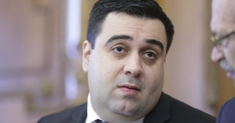 Percheziții DNA la fostul ministru Răzvan Cuc pentru mită Perchezitii DNA la fostul ministru Razvan Cuc pentru mita