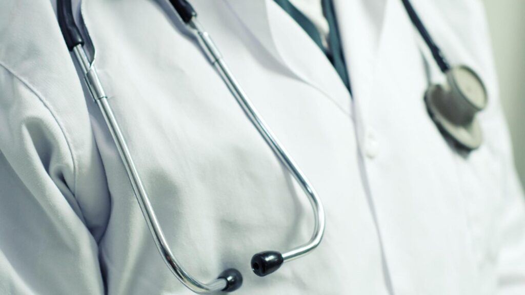 Sanctiuni severe pentru medici ce raspandesc informatii false