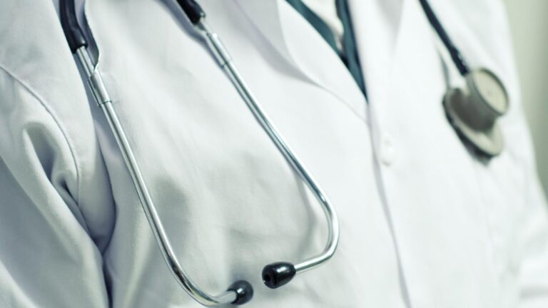 Sanctiuni severe pentru medici ce raspandesc informatii false