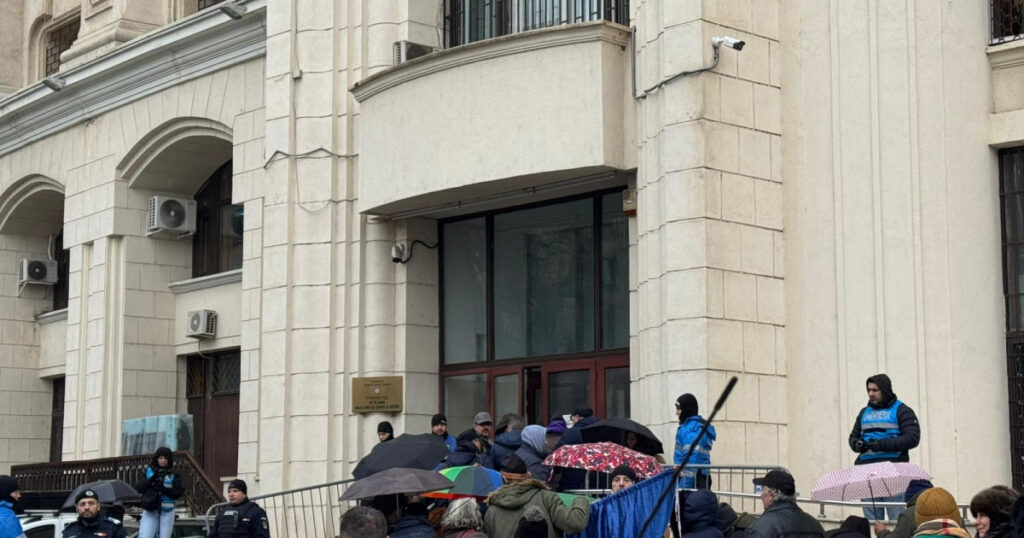 Cine se afla in spatele miscarii Valul Democratiei care a incercat sa inunde Parchetul General cu plangeri penale pentru anularea alegerilor