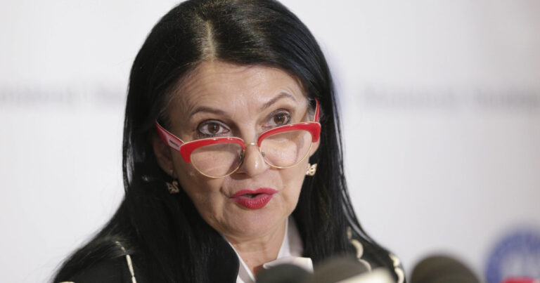 Înalta Curte de Casație ar urma să decidă astăzi, după patru amânări, în cazul recursului în casație formulat de fosta ministră Sorina Pintea. Inalta Curte de Casatie ar urma sa decida astazi dupa patru amanari in cazul recursului in casatie formulat de fosta ministra Sorina Pintea