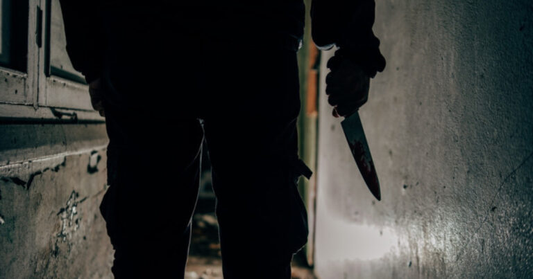 Tanr din Constana reinut dupa ce si a injunghiat mama de 40 de ori Dupa comiterea faptei s a plimbat prin oras si apoi s a predat poliiei