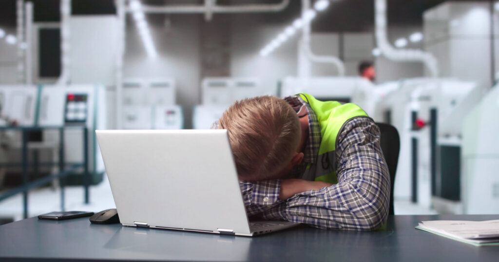 M am simtit rau si m au dat afara Un barbat concediat pentru ca a adormit la locul de munca a dat firma in judecata si a castigat procesul