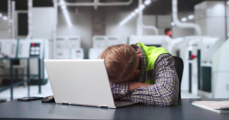 M am simtit rau si m au dat afara Un barbat concediat pentru ca a adormit la locul de munca a dat firma in judecata si a castigat procesul