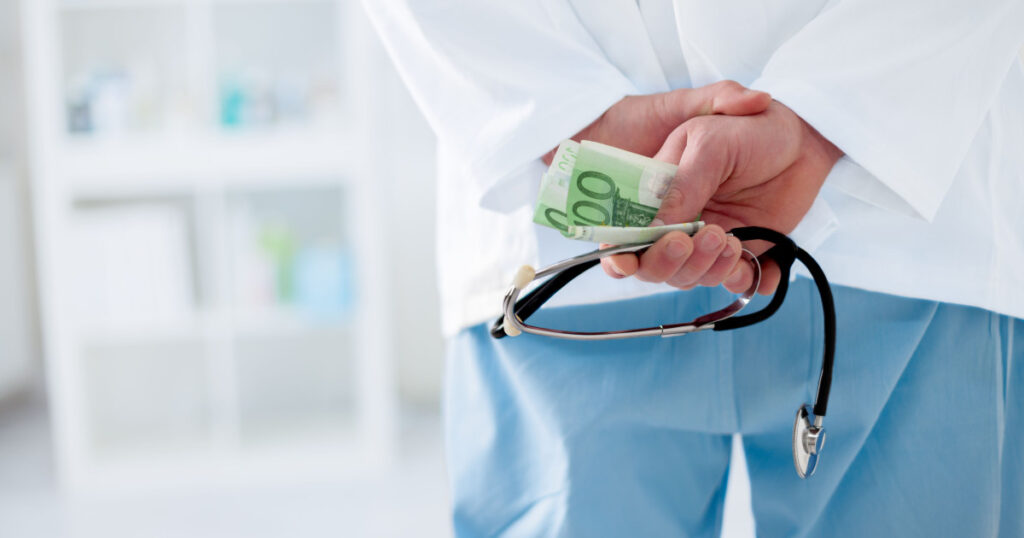 Medic acuzat de coruptie pentru mita de 200 si 100 de lei alaturi de pacientii sai care sunt judecati pentru dare de mita