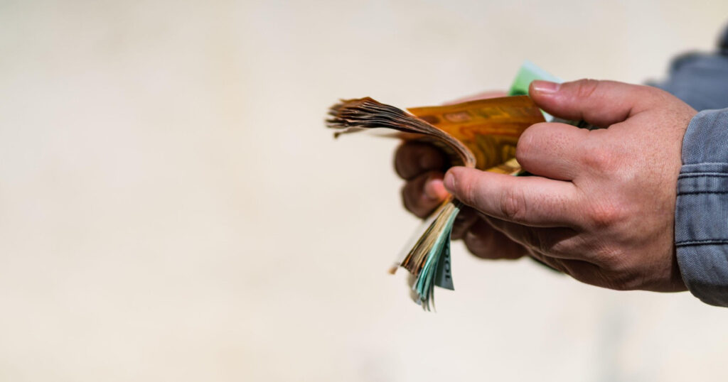 spaga in toaleta la primaria sectorului 5 politistul local pedro aduna banii si ii impartea cu superiorii referat DNA