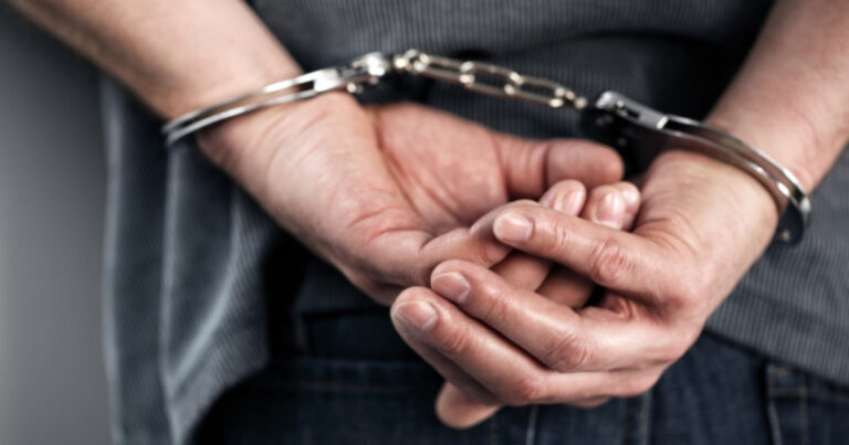 Adolescent din Sibiu arestat pentru omor. Este acuzat că a lovit un bărbat cu bâta în cap, apoi l-a… Adolescent din Sibiu arestat pentru omor Este acuzat ca a lovit un barbat cu bata in cap apoi l a