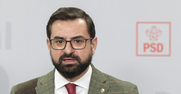 Adrian Chesnoiu a primit o condamnare de patru ani de închisoare în cazul angajărilor frauduloase de la… Adrian Chesnoiu a primit o condamnare de patru ani de inchisoare in cazul angajarilor frauduloase de la