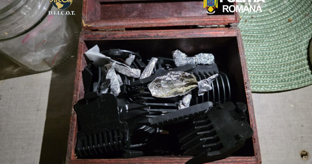 Perchezitii la suspecti de trafic de droguri de mare risc Foloseau doua adolescente de 13 si 15 ani pentru