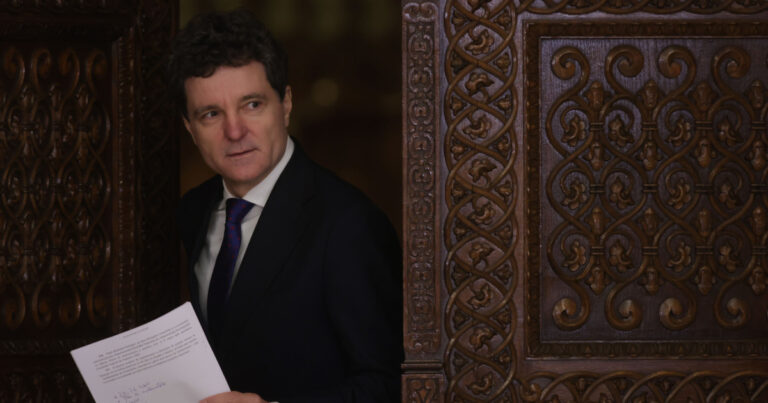 Protest in fata Palatului Cotroceni Organizatii civice ii solicita lui Nicusor Dan sa refuze numirile pentru