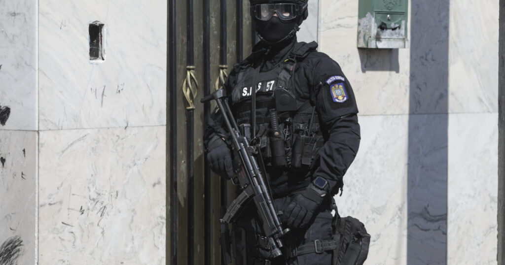 Români păcăliți după ce au plătit în avans pentru case „la cheie”. Polițiștii au efectuat percheziții într-un... 1 Romani pacaliti dupa ce au platit in avans pentru case la cheie Politistii au efectuat perchezitii intr un