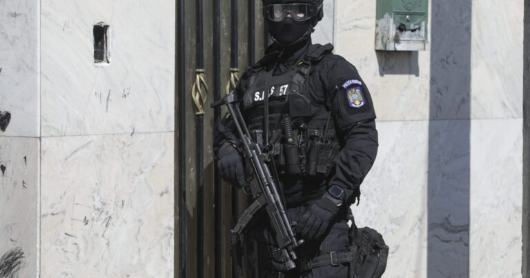 Romani pacaliti dupa ce au platit in avans pentru case la cheie Politistii au efectuat perchezitii intr un