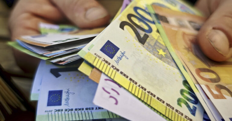 Un barbat din Iasi s a prezentat ca agent imobiliar si a fofilat 128000 de euro cu bancnote dintr un joc