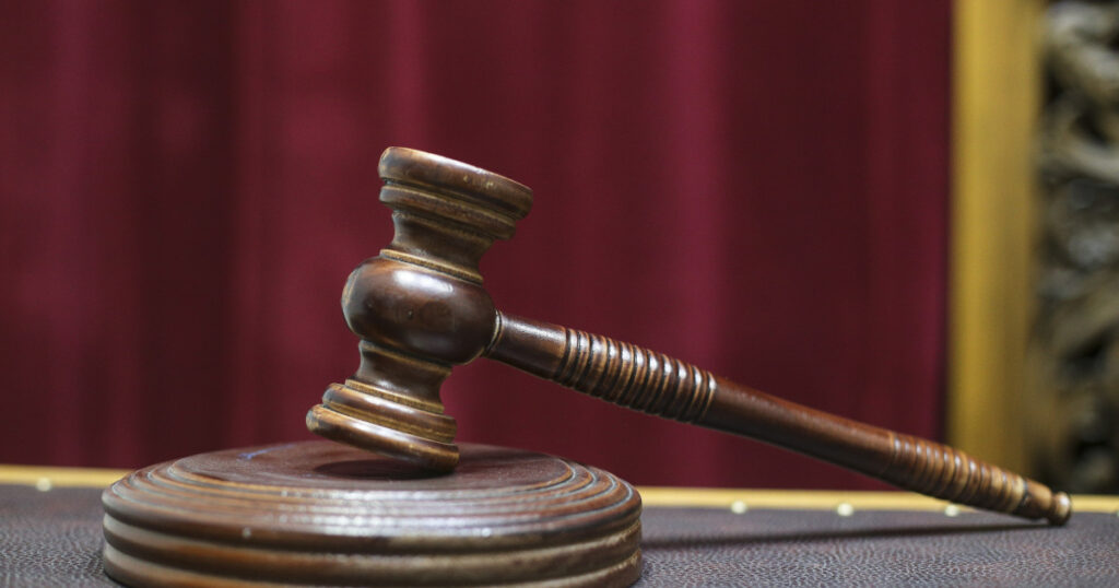 Un fost director al Primariei Capitalei si un primar din Dambovita au primit condamnari la inchisoare pentru