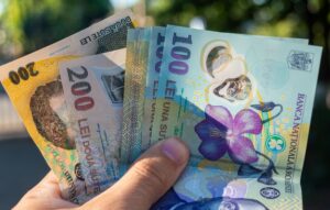 Ce sa nu faci niciodata cu banii tai Superstitia legata de salariu care trebuie sa ramana o noapte in casa