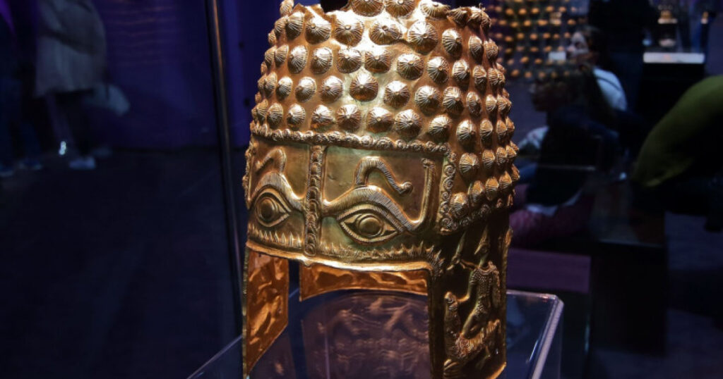 Coiful de la Cotofeneshti si bratarile dacice furate din muzeul Drents din Olanda au fost recupere