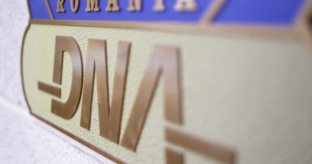 Comisar sef de politie din Bacau plasat in arest la domiciliu dupa ce a fost prins primind mita de 1000 de lei