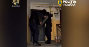 Perchezitii de amploare intr o retea de trafic de droguri in trei judete Suspectii vindeau elevilor si