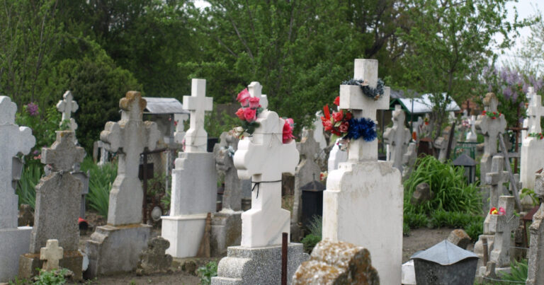 O batrana din Ploiesti a fost inselata cu 70000 de lei de doi barbati care s au pretins a fi inspectori de cimitir