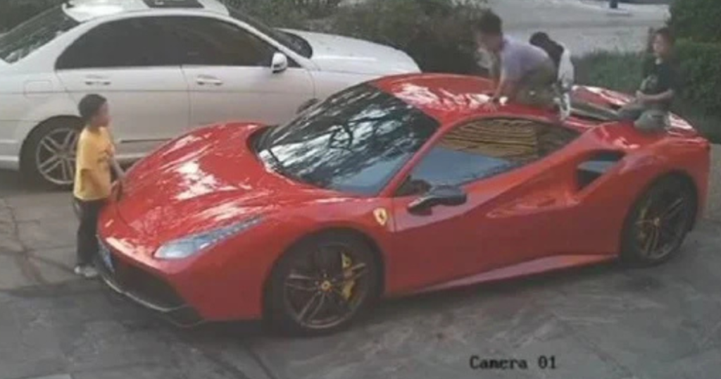 Momentul in care patru copii distrug un Ferrari de aproape 700000 de dolari Ce au surprins camerele de supraveghere