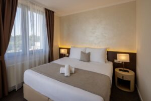 O fosta angajata in industria hoteliera iti dezvaluie cum sa afli daca esti filmat pe ascuns in camera de hotel
