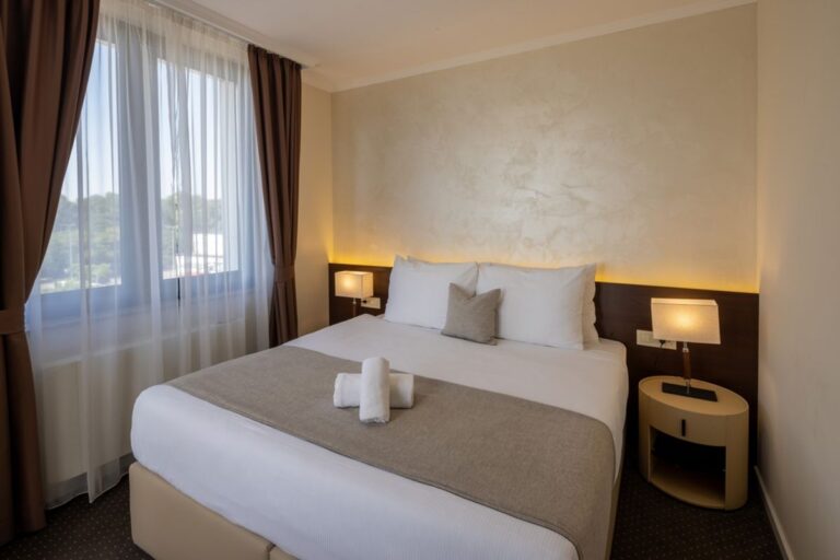 O fosta angajata in industria hoteliera iti dezvaluie cum sa afli daca esti filmat pe ascuns in camera de hotel