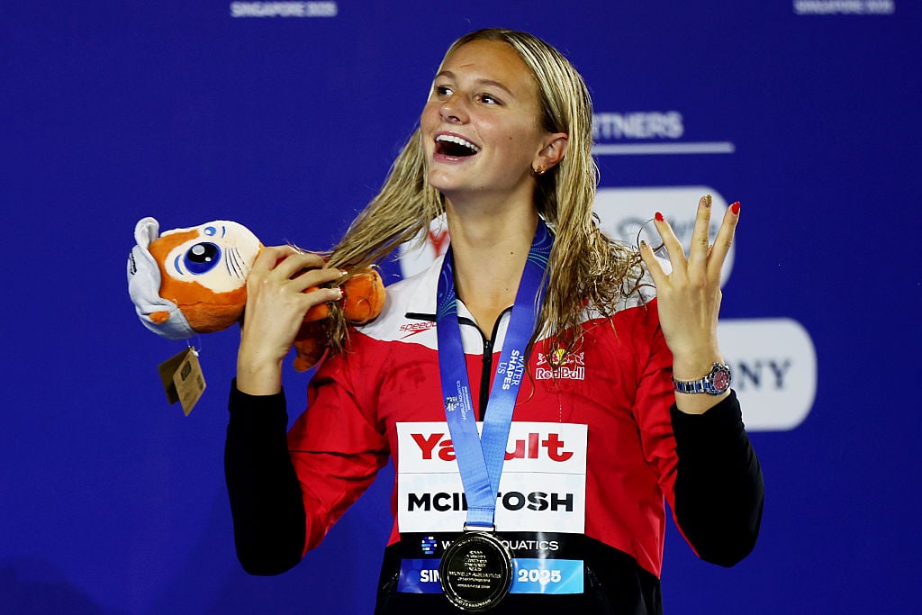 Summer McIntosh a facut istorie A doborat cel mai vechi record mondial in inotul feminin