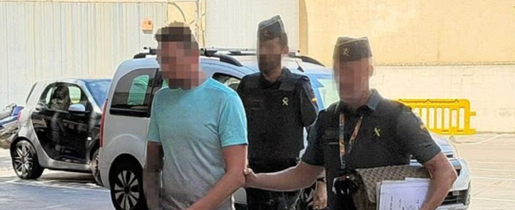 Un barbat calatorind cu avionul spre Mallorca a fost arestat dupa ce a incercat sa il sarute pe gat pe insotitorul de bord