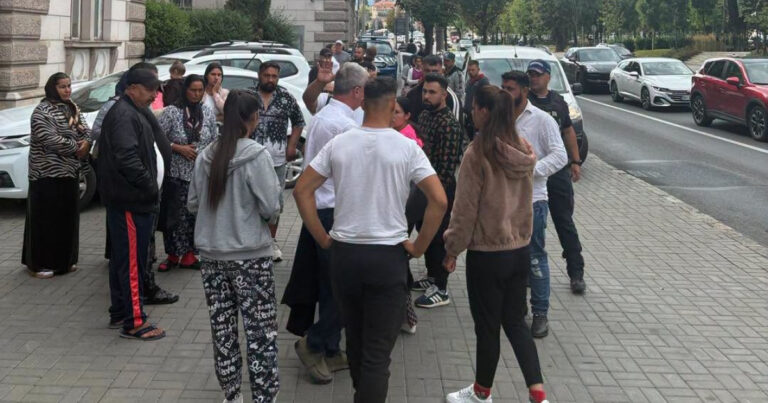Cele sapte persoane care au atacat o ambulanta acuzand ca ar fi furat copii raman in arest Decizia este