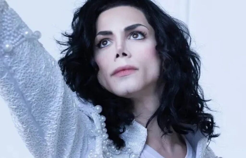 El este bărbatul care se operează încă de la 15 ani pentru a semăna cu Michael Jackson. Cum arăta înainte de procedurile estetice? 1 El este barbatul care se opereaza inca de la 15 ani pentru a semena cu Michael Jackson Cum arata inainte de procedurile estetice