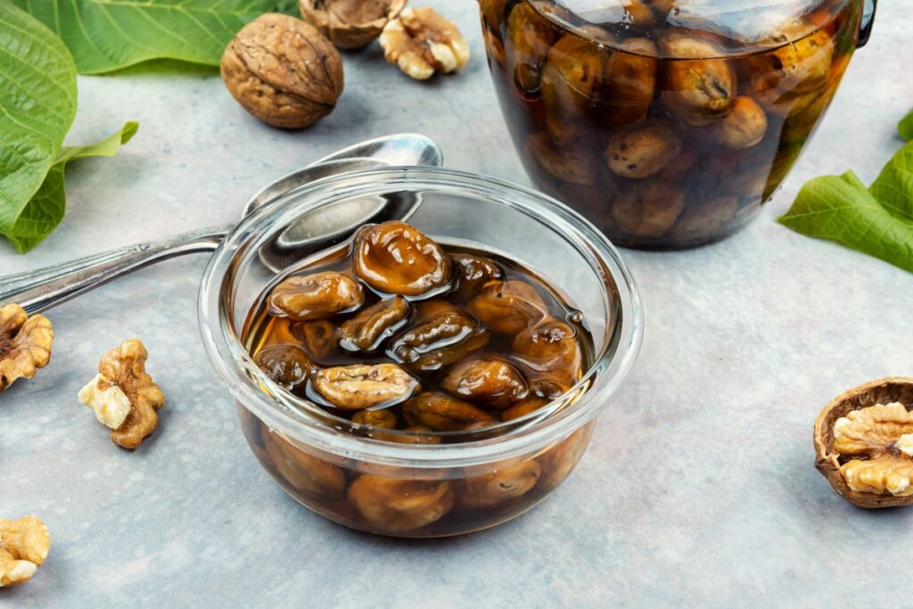 Reteta de dulceata de nuci verzi ca pe vremea bunicii 5 trucuri pentru un sirop auriu limpede si aromat