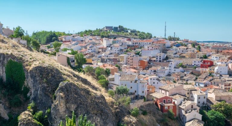 Satul pitoresc din Spania care isi cauta noi locuitori O vila cu trei dormitoare costa doar 18000 de euro