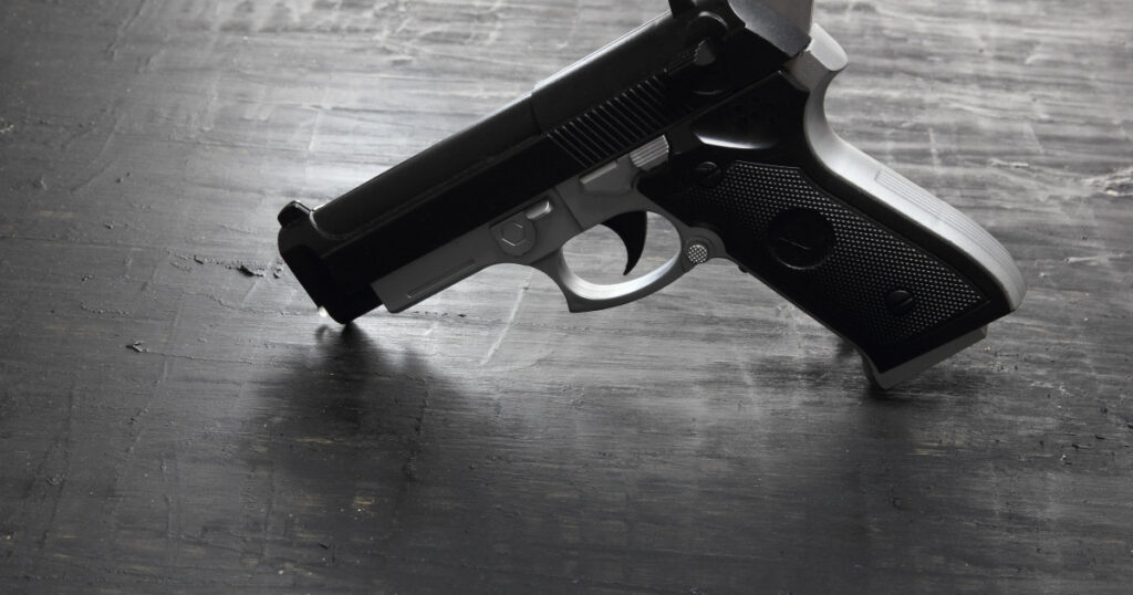 Trei persoane au fost deferite justitiei dupa ce au introdus in Romania arme letale achizitionate din Turcia