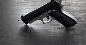 Trei persoane au fost deferite justitiei dupa ce au introdus in Romania arme letale achizitionate din Turcia