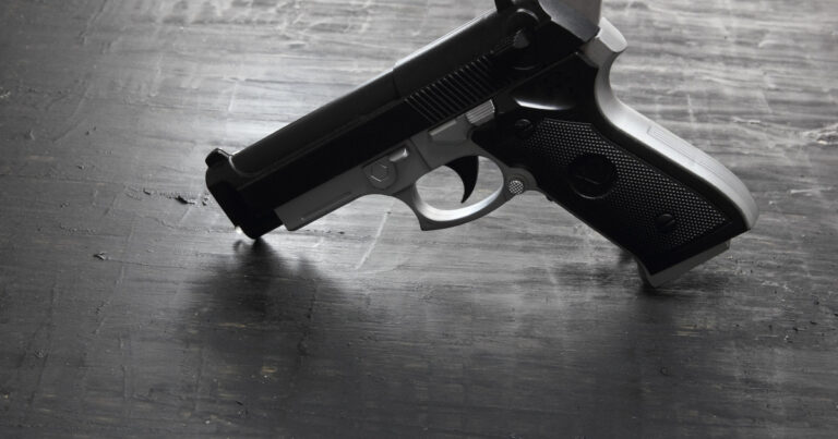 Trei persoane au fost deferite justitiei dupa ce au introdus in Romania arme letale achizitionate din Turcia